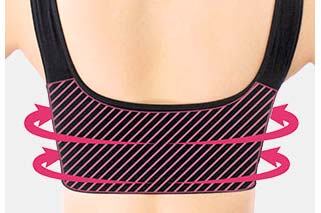 幅広のベルトで背中美人に！